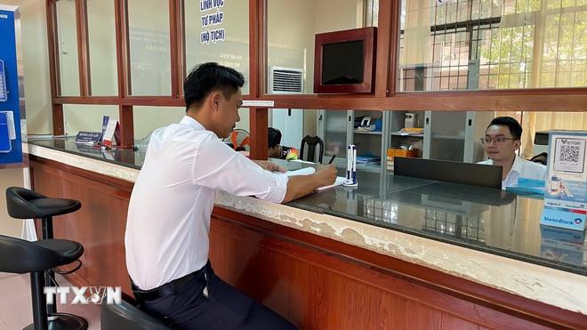 Người dân đến làm thủ tục hành chính tại Trung tâm phục vụ hành chính công đặc khu Côn Đảo. (Ảnh: TTXVN phát) ttxvn-nguoi-dan-con-dao-tin-tuong-vao-chinh-quyen-dia-phuong-hai-cap-8123189.jpg