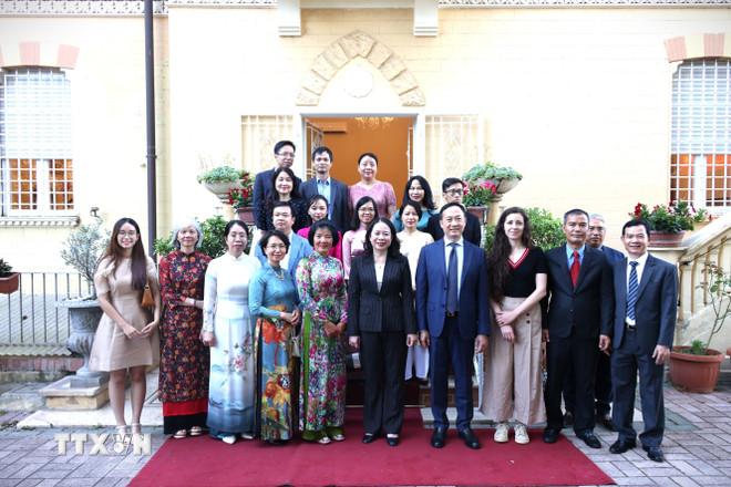 Phó Chủ tịch nước Võ Thị Ánh Xuân chụp ảnh lưu niệm cùng cán bộ nhân viên Đại sứ quán Việt Nam tại Italy. (Ảnh: Dương Hoa/TTXVN) ttxvn-vo-thi-anh-xuan-2.jpg