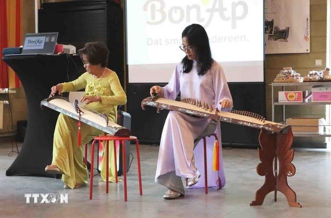 Biểu diễn đàn tranh tại sự kiện. (Ảnh: Hương Giang/TTXVN) ttxvn-hoi-friends-of-vietnamese-kids-tai-thanh-pho-gent-bi-noi-nhung-tam-long-gieo-mam-nhan-ai-8123457.jpg