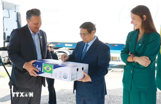 Thủ tướng Phạm Minh Chính ký vào lô hàng thịt bò đầu tiên của Brazil xuất sang Việt Nam. (Ảnh: Dương Giang/TTXVN) ttxvn-thu-tuong-lo-thit-bo-dau-tien-4.jpg