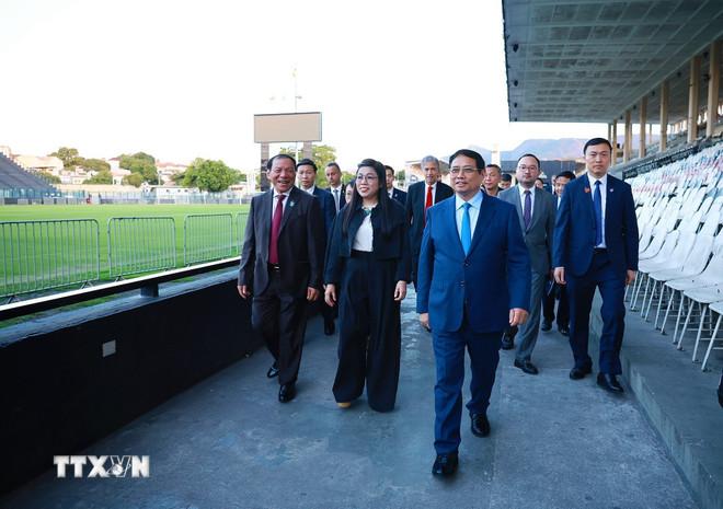 Thủ tướng Phạm Minh Chính tham quan sân thi đấu của Câu lạc bộ bóng đá Vasco da Gama. (Ảnh: Dương Giang/TTXVN) ttxvn-thu-tuong-pham-minh-chinh-tham-cau-lac-bo-bong-da-vasco-de-gama-2.jpg