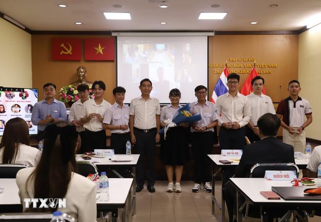 Đại sứ Phạm Việt Hùng chụp ảnh lưu niệm với Ban chấp hành Hội Sinh viên Việt Nam tại Thái Lan khóa IV - nhiệm kỳ 2025-2028. (Ảnh: Đỗ Sinh/TTXVN) ttxvn-dai-hoi-dai-bieu-hoi-sinh-vien-viet-nam-tai-thai-lan-khoa-iv-nhiem-ky-2025-2028-san-sang-cho-ky-nguyen-moi2.jpg
