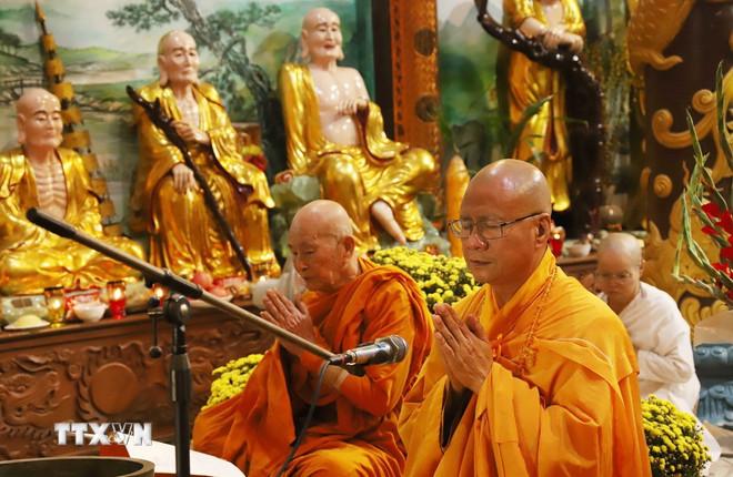 Thượng tọa Thích Minh Quang, Trụ trì chùa Phật Tích thủ đô Vientiane, điều hành buổi lễ. (Ảnh: Xuân Tú/TTXVN) ttxvn-0807-chua-phat-tich-lao-2.jpg