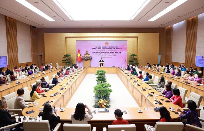 Buổi gặp của Thủ tướng Phạm Minh Chính với các nhà ngoại giao nữ Việt Nam và quốc tế nhân dịp kỷ niệm ngày Quốc tế Phụ nữ ngành Ngoại giao. (Ảnh: Dương Giang/TTXVN) ttxvn-thu-tuong-gap-mat-cac-nha-ngoai-giao-nu-viet-nam-va-quoc-te-1007-1.jpg