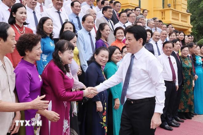Chủ tịch nước Lương Cường với các đại biểu cán bộ Hội Khuyến học tiêu biểu toàn quốc. (Ảnh: Lâm Khánh/TTXVN) ttxvn-1007-chu-tich-nuoc-4.jpg