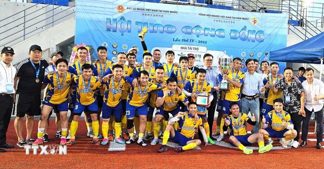 Đội bóng đá Xứ nghệ FC vô địch giải. (Ảnh: Đức Thắng/TTXVN) ttxvn-hoi-thao-cong-dong-nguoi-viet-nam-tai-han-quoc2.jpg