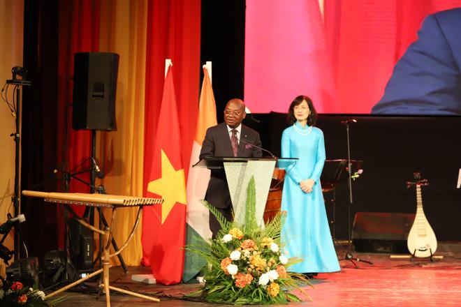 Ông Évariste Koffi Yapi, Tổng Thư ký Bộ Ngoại giao, Hội nhập châu Phi và Người Côte d’Ivoire ở nước ngoài, Đại diện Chính thức của Chính phủ Cộng hòa Côte d’Ivoire tại sự kiện, phát biểu chúc mừng 50 năm quan hệ ngoại giao giữa hai nước. (Ảnh: Hồng Minh/TTXVN) bo-bien-nga.jpg