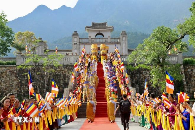 Lễ hội ở Yên Tử. (Ảnh: TTXVN phát) yen-tu-vinh-nghiem-con-son-5.jpg