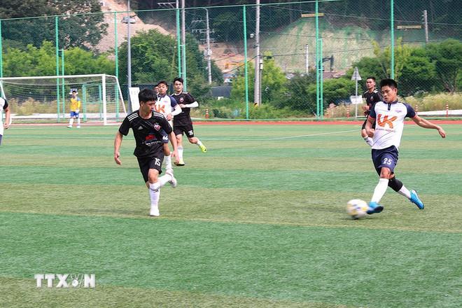 Trận thi đấu bóng đá của các cầu thủ. (Ảnh: Khánh Vân/TTXVN) ttxvn-hoi-thao-cong-dong-nguoi-viet-nam-tai-han-quoc1.jpg