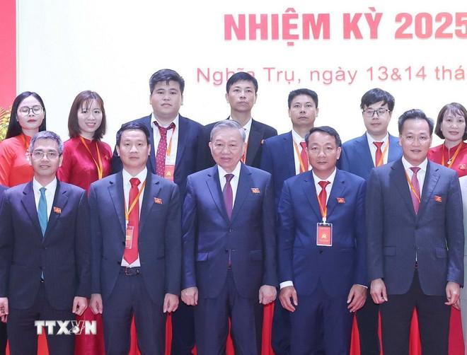 Tổng Bí thư Tô Lâm và đại biểu với Ban Chấp hành Đảng bộ xã Nghĩa Trụ nhiệm kỳ 2025-2030. (Ảnh: Thống Nhất/TTXVN) ttxvn-vna-potal-tong-bi-thu-to-lam-du-dai-hoi-dai-bieu-lan-thu-i-nhiem-ky-2025-2030-cua-dang-bo-xa-nghia-tru-8147574.jpg