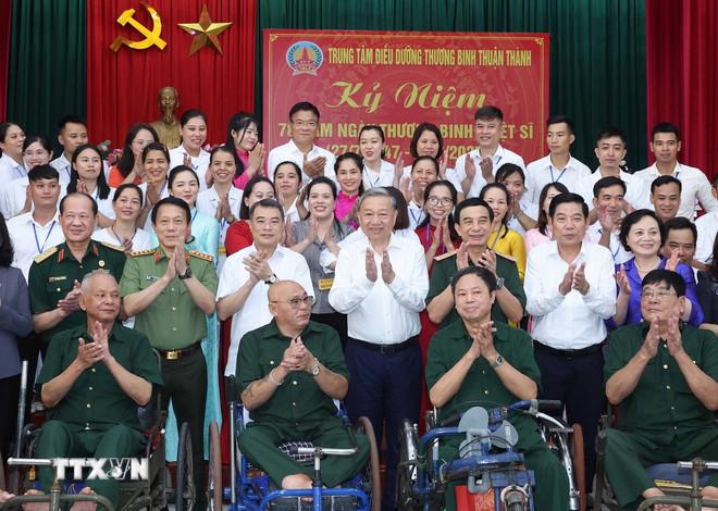 Tổng Bí thư Tô Lâm với thương bệnh binh và cán bộ, nhân viên Trung tâm Điều dưỡng thương binh Thuận Thành. (Ảnh: Thống Nhất/ TTXVN) ttxvn-1507-tong-bi-thu-tang-qua-thuong-binh-9.jpg