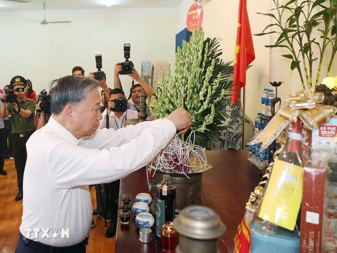 Tổng Bí thư Tô Lâm dâng hương tưởng niệm các Anh hùng liệt sỹ tại Trung tâm Điều dưỡng thương binh Thuận Thành. (Ảnh: Thống Nhất/TTXVN) ttxvn-1507-tong-bi-thu-tang-qua-thuong-binh-7.jpg