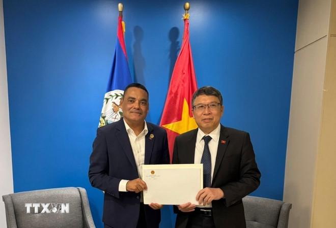 Đại sứ Nguyễn Văn Hải trình bản copy Thư ủy nhiệm lên ông Francis Fonseca, Bộ trưởng Ngoại giao, Ngoại thương, Văn hóa và Di cư Belize. (Ảnh: TTXVN phát) ttxvn-belize.jpg