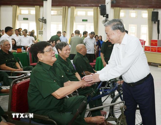 Tổng Bí thư Tô Lâm thăm hỏi và tặng quà cho thương bệnh binh. (Ảnh: Thống Nhất/TTXVN) ttxvn-1507-tong-bi-thu-tang-qua-thuong-binh-5.jpg