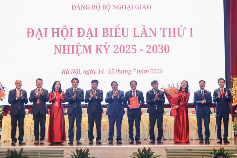 Thủ tướng: Xây dựng ngành ngoại giao chuyên nghiệp, văn minh, hiện đại, nhân văn, hiệu quả- Ảnh 8. Thủ tướng: Xây dựng ngành ngoại giao chuyên nghiệp, văn minh, hiện đại, nhân văn, hiệu quả- Ảnh 8.