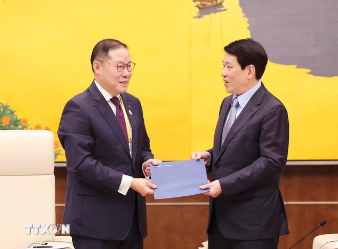 Chủ tịch Hội đồng Tư vấn kinh doanh APEC 2025 Hyun Sang Cho trao Thư mời Chủ tịch nước Lương Cường phát biểu tại APEC CEO Summit 2025 tại Hàn Quốc. (Ảnh: Lâm Khánh/TTXVN) ttxvn-potal-chu-tich-nuoc-luong-cuong-tiep-hyun-sang-cho-chu-tich-hoi-dong-tu-van-kinh-doanh-apec-2025-8150728-2.jpg
