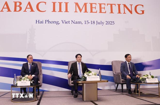 Chủ tịch nước Lương Cường dự Phiên khai mạc Kỳ họp lần thứ 3 Hội đồng Tư vấn Kinh doanh APEC (ABAC III). (Ảnh: Lâm Khánh/TTXVN) ttxvn-chu-tich-nuoc-luong-cuong-du-khai-mac-ky-hop-lan-thu-3-hoi-dong-tu-van-kinh-doanh-apec-8151545-3.jpg