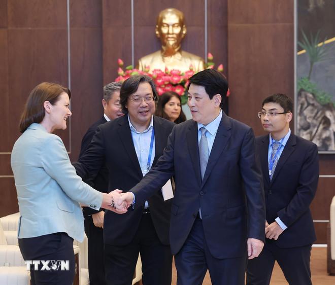 Chủ tịch nước Lương Cường với các đại biểu Hội đồng Tư vấn kinh doanh APEC 2025. (Ảnh: Lâm Khánh/TTXVN) ttxvn-potal-chu-tich-nuoc-luong-cuong-tiep-hyun-sang-cho-chu-tich-hoi-dong-tu-van-kinh-doanh-apec-2025-8150728-1.jpg