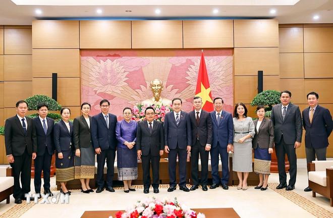 Chủ tịch Quốc hội Trần Thanh Mẫn với đại biểu. (Ảnh: Doãn Tấn/TTXVN) ttxvn-chu-tich-quoc-hoi-tran-thanh-man-tiep-chu-tich-kiem-toan-nha-nuoc-lao-4.jpg