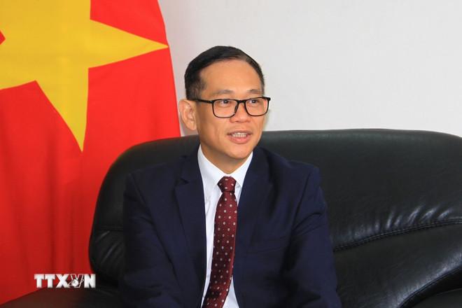 Đại sứ Việt Nam tại Algeria kiêm nhiệm Senegal Trần Quốc Khánh trả lời phỏng vấn của phóng viên Thông tấn xã Việt Nam. (Ảnh: Trung Khánh/TTXVN) ttxvn-dai-su-tran-quoc-khanh.jpg