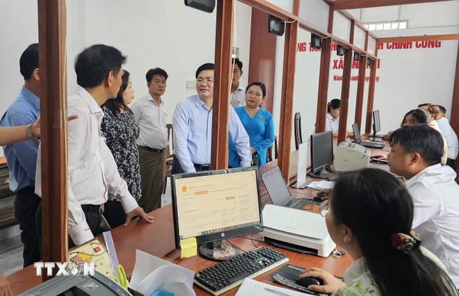 Lãnh đạo Thành ủy, chính quyền thành phố Cần Thơ chỉ đạo trong lĩnh vực phục vụ hành chính công phục vụ nhân dân. (Ảnh: Trung Hiếu/TTXVN) ttxvn-can-tho-chuyen-doi-so3.jpg