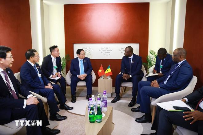 Nhân chuyến tham dự Hội nghị thường niên các nhà tiên phong lần thứ 16 của Diễn đàn Kinh tế Thế giới (WEF 16) ở thành phố Thiên Tân và làm việc tại Trung Quốc, sáng 25/6/2025, Thủ tướng Phạm Minh Chính gặp Thủ tướng Senegal Ousmane Sonko. (Ảnh: Dương Giang/TTXVN) ttxvn-viet-nam-senegal.jpg