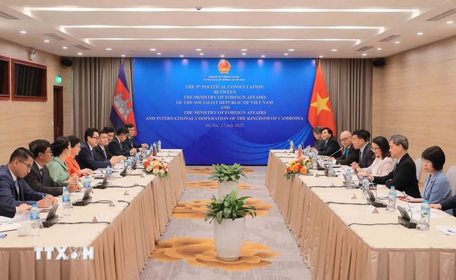 Thứ trưởng Bộ Ngoại giao Nguyễn Mạnh Cường và Quốc Vụ khanh Bộ Ngoại giao và Hợp tác quốc tế Campuchia Ung Rachana đồng chủ trì cuộc Tham khảo chính trị lần thứ 9 giữa hai Bộ Ngoại giao Việt Nam-Campuchia. (Ảnh: An Đăng/TTXVN) ttxvn-viet-nam-va-campuchia-tham-khao-chinh-tri-lan-thu-9-8153788.jpg