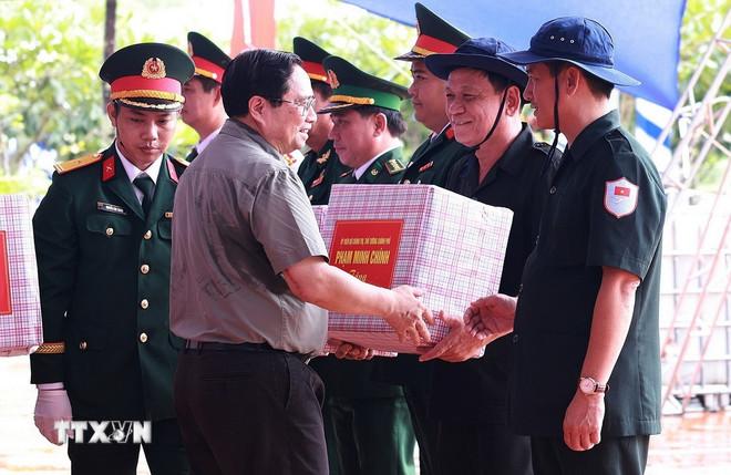 Thủ tướng Phạm Minh Chính tặng quà các Đội tìm kiếm, quy tập hài cốt liệt sỹ. (Ảnh: Dương Giang/TTXVN) ttxvn-thu-tuong-du-le-truy-dieu-an-tang-hai-cot-liet-si-tai-an-giang-8160796.jpg