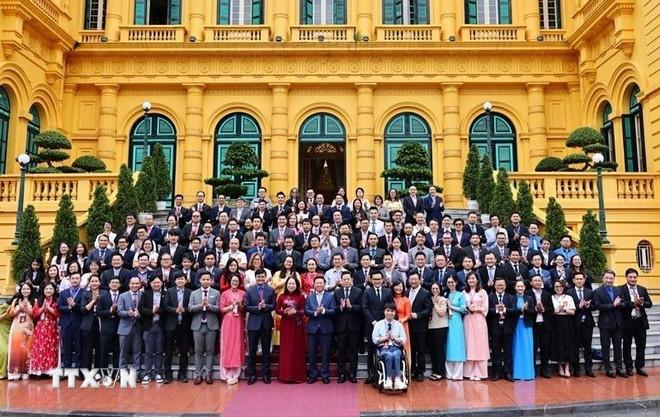 Phó Chủ tịch nước Võ Thị Ánh Xuân chụp ảnh chung với đại biểu tham dự Diễn đàn Trí thức trẻ Việt Nam toàn cầu lần thứ 6, năm 2025. (Ảnh: Minh Đức/TTXVN) ttxvn-pho-chu-tich-nuoc-gap-mat-dai-bieu-du-dien-dan-tri-thuc-tre-viet-nam-toan-cau-lan-thu-6-2107-3.jpg