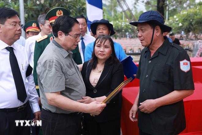 Thủ tướng Phạm Minh Chính thăm hỏi, động viên thân nhân liệt sỹ quân tình nguyện, chuyên gia Việt Nam. (Ảnh: Dương Giang/TTXVN) ttxvn-vna-potal-thu-tuong-du-le-truy-dieu-an-tang-hai-cot-liet-si-tai-nghia-trang-liet-si-doc-ba-dac-tinh-an-giang-8160706.jpg