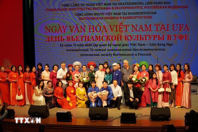 Kiều bào và khách mời chụp ảnh với nghệ sỹ. (Ảnh: Tâm Hằng/TTXVN) ttxvn-quan-he-viet-nga-8161503.jpg