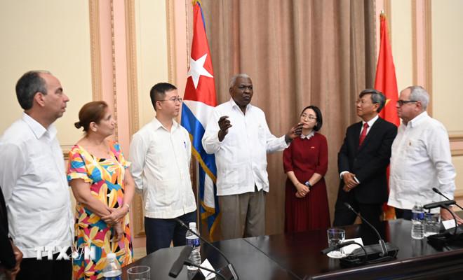 Chủ tịch Quốc hội Chính quyền Nhân dân Cuba Esteban Lazo Hernández (thứ 4 từ trái sang) nêu bật mối quan hệ đặc biệt với Việt Nam. (Ảnh: Việt Hùng/TTXVN) ttxvn-vietnam-cuba-1.jpg