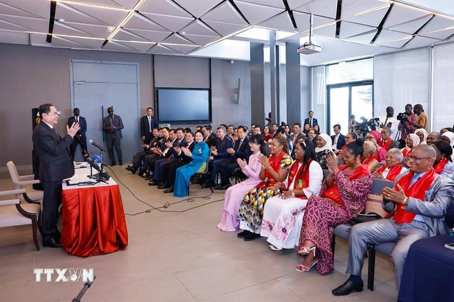 ttxvn-chu-tich-quoc-hoi-tran-thanh-man-va-phu-nhan-gap-go-can-bo-dai-su-quan-cong-dong-nguoi-viet-nam-tai-senegal-2.jpg