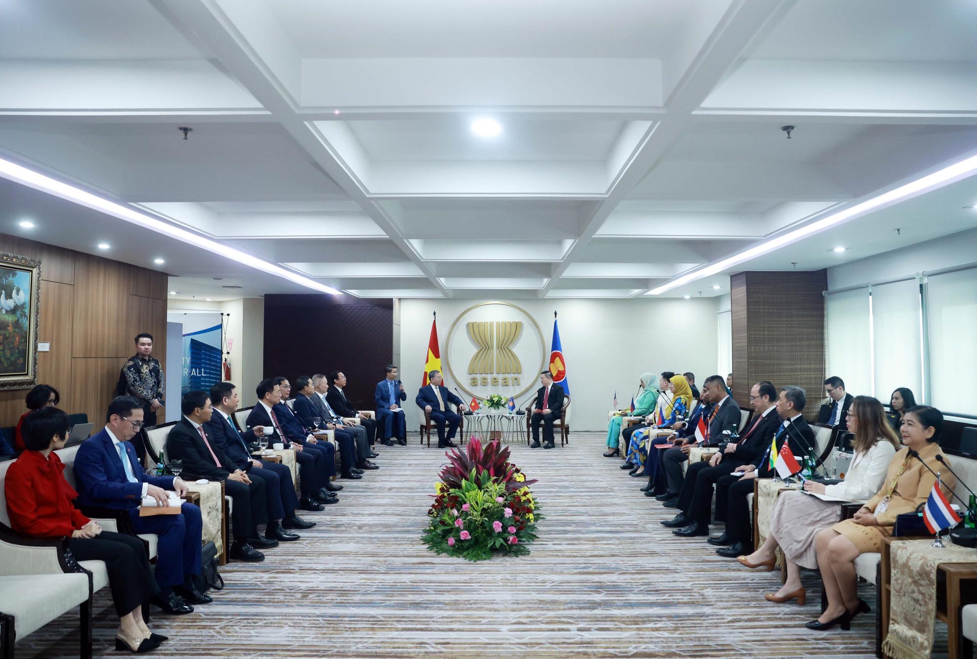 vna-potal-tong-bi-thu-to-lam-tham-chinh-thuc-ban-thu-ky-asean-7904196.jpg