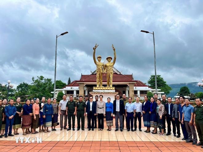 ttxvn-cong-dong-nguoi-viet-tai-lao-tri-an-cac-anh-hung-liet-sy-2707-2.jpg