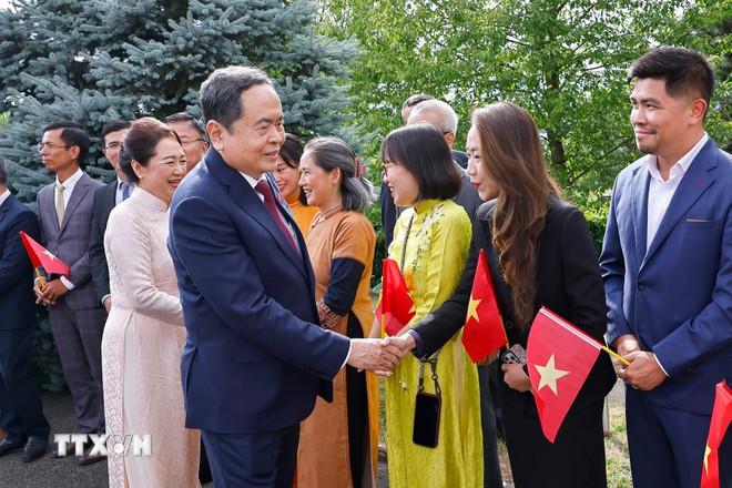 ttxvn-chu-tich-quoc-hoi-ran-thanh-mangap-go-can-bo-nhan-vien-dai-su-quan-va-cong-dong-nguoi-viet-nam-tai-thuy-si-8175292-10.jpg