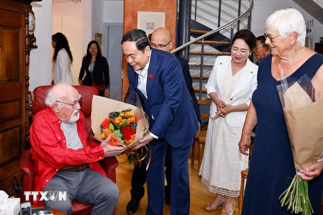 Chủ tịch Quốc hội Trần Thanh Mẫn và Phu nhân Nguyễn Thị Thanh Nga đến thăm gia đình ông bà Jacques Savary. (Ảnh: Doãn Tấn/TTXVN) ttxvn-chu-tich-quoc-hoi-va-phu-nhan-tham-gia-dinh-ong-jacques-savary-o-thanh-pho-vevey-thuy-si-8177226-3.jpg