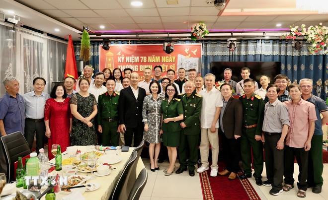 Đại sứ Việt Nam tại Hungary Bùi Lê Thái cùng hội viên, thân nhân các gia đình thương binh, liệt sỹ và những người có công với cách mạng đang sinh sống, học tập và làm việc tại Hungary. (Ảnh: TTXVN) ttxvn-le-ky-niem-78-nam-ngay-thuong-binh-liet-si-277-tai-hungary3.jpg