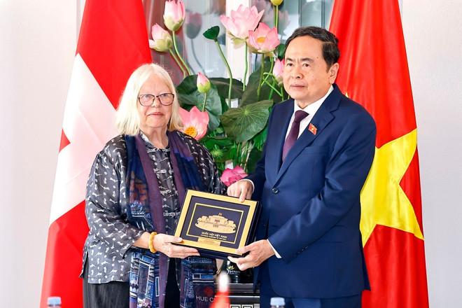 Chủ tịch Quốc hội Trần Thanh Mẫn tặng quà lưu niệm cho bà Anjuska Marija Weil, Chủ tịch Hội hữu nghị Thụy Sĩ-Việt Nam. (Ảnh: Doãn Tấn/TTXVN) chu-tich-quoc-hoi-tran-thanh-man-tiep-chu-tich-hoi-huu-nghi-thuy-si-viet-nam-8176628-3.jpg