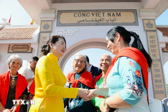 Bà Nguyễn Thị Thanh Nga, Phu nhân Chủ tịch Quốc hội Trần Thanh Mẫn với cộng đồng người Việt tại Làng Việt Nam ở Maroc, thành phố Kenitra. (Ảnh: TTXVN phát) ttxvn-phu-nhan-chu-tich-quoc-hoi-tham-tang-qua-tai-lang-viet-nam-o-maroc-8173870-6.jpg
