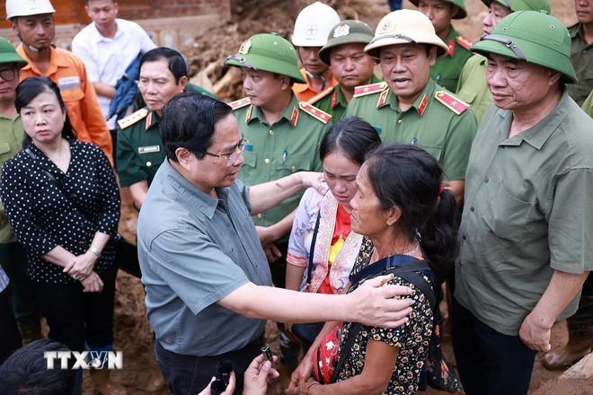 Thủ tướng Phạm Minh Chính động viên đồng bào xã Xa Dung bị thiệt hại do mưa lũ. (Ảnh: Dương Giang/TTXVN) ttxvn-thu-tuong-dien-bien-5.jpg