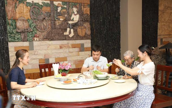 Bữa cơm đầm ấm theo phong tục Việt của gia đình bà Nguyễn Thị Nương. (Ảnh: Xuân Tú/TTXVN) ttxvn-nguyen-thi-nuong-2-resize.jpg