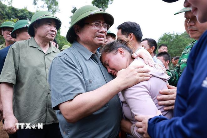 Thủ tướng Phạm Minh Chính động viên gia đình có người chết do mưa lũ ở xã Xa Dung. (Ảnh: Dương Giang/TTXVN) ttxvn-0308-thu-tuong-mua-lu-dien-bien.jpg