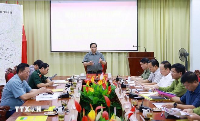 Thủ tướng Phạm Minh Chính, Trưởng Ban Chỉ đạo phòng thủ dân sự quốc gia làm việc với các đơn vị về công tác ứng phó, khắc phục hậu quả thiên tai tại Điện Biên. (Ảnh: Dương Giang/TTXVN) ttxvn-thu-tuong-dien-bien-3.jpg