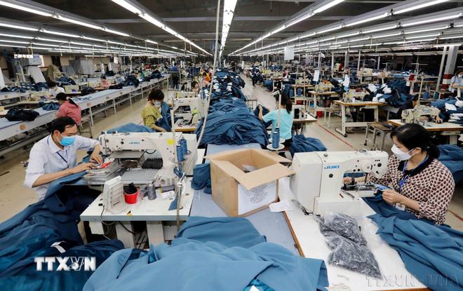 Xuất khẩu của Việt Nam sang Angola tập trung chủ yếu là các mặt hàng như: gạo, hàng dệt may, và phân bón…Trong ảnh: May hàng xuất khẩu tại Công ty may Hồ Gươm. (Ảnh: Trần Việt/TTXVN) ttxvn-viet-nam-angola-50-nam-huu-nghi-huong-toi-hop-tac-phat-trien-toan-dien-21.jpg