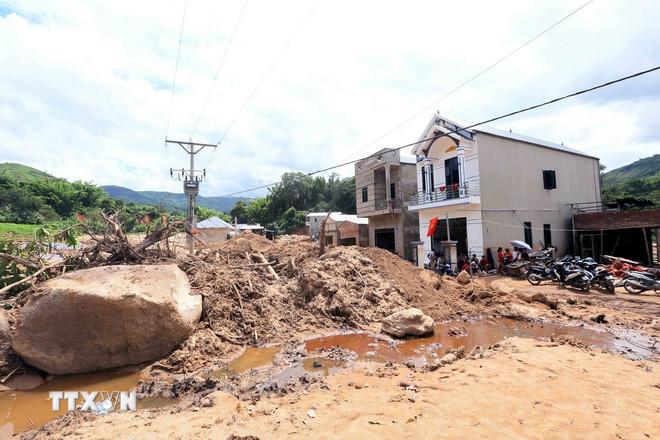 Cảnh hoang tàn tại xã Chiềng Sơ, tỉnh Sơn La sau khi lũ quét qua. (Ảnh: Quang Quyết/TTXVN) ttxvn-mua-lu.jpg