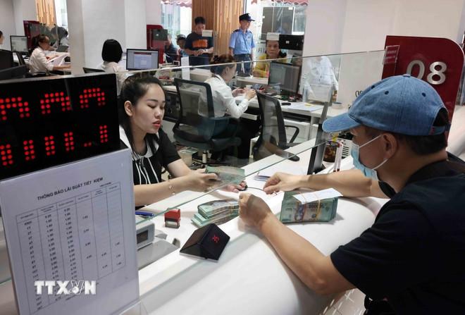 Khách hàng giao dịch tại Agribank chi nhánh Hà Nội. (Ảnh: Trần Việt/TTXVN) ttxvn-tin-dung.jpg