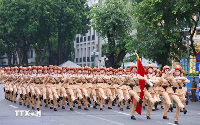 ttxvn-cong-an-ha-noi-tong-duyet-cac-hoat-dong-chao-mung-80-nam-cach-mang-thang-tam-va-quoc-khanh-29-0708-2.jpg