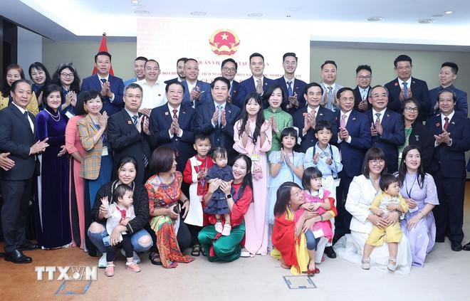 Chủ tịch nước Lương Cường, Phu nhân và các đại biểu với cán bộ, nhân viên Đại sứ quán và đại diện cộng đồng người Việt Nam tại Angola. (Ảnh: Lâm Khánh/TTXVN) ttxvn-chu-tich-nuoc-gap-go-cong-dong-nguoi-viet-nam-tai-angola-8197195.jpg