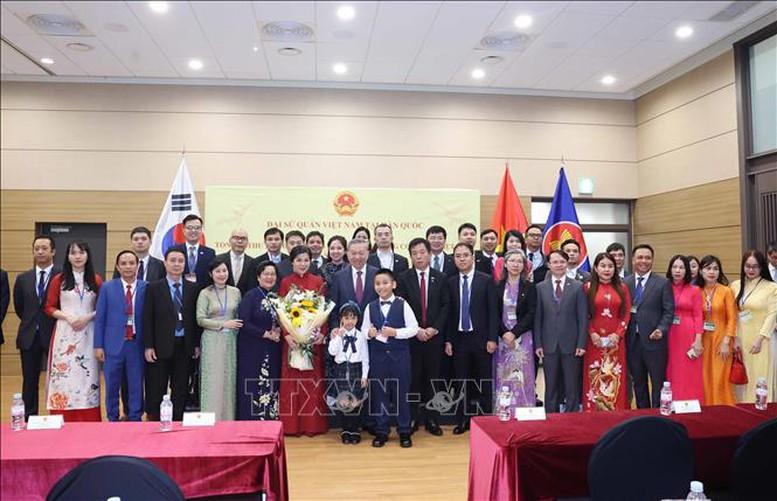 Tổng Bí thư Tô Lâm gặp gỡ cán bộ, nhân viên Đại sứ quán và cộng đồng người Việt Nam tại Hàn Quốc- Ảnh 4.